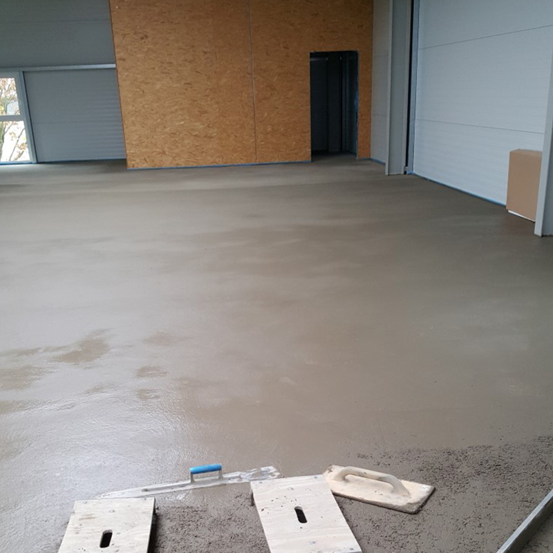 Robuster und strapazierfähiger Industrieestrich in der Lagerhalle